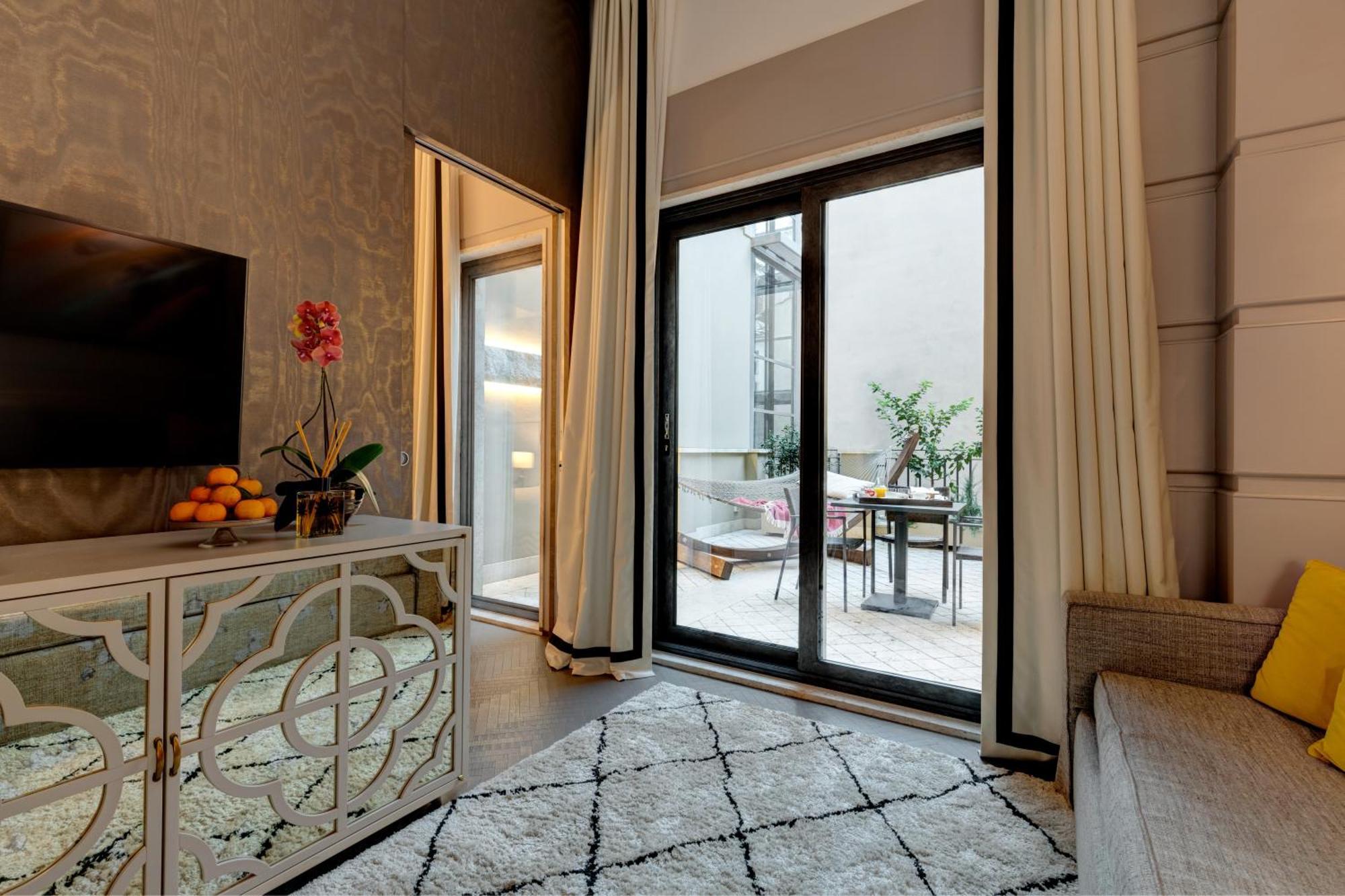 Singer Palace Rome