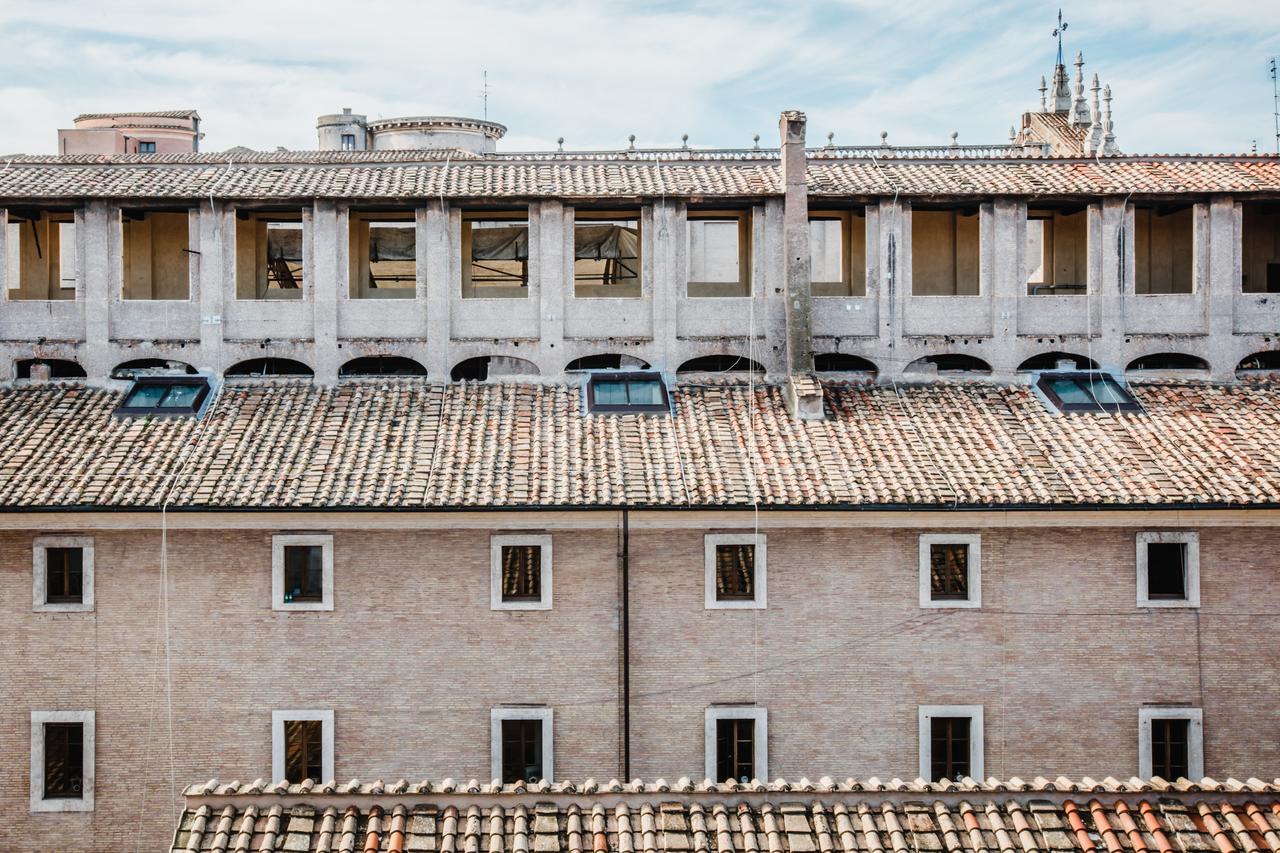 Singer Palace Roma